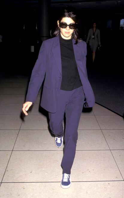 Y otro de sus trajes monocolor tan de moda este temporada. Ella lo llevó antes que nadie: visto en el aeropuerto de Los Ángeles en 1997.