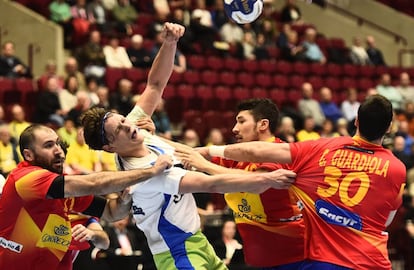 Cañellas, Dujshebaev y Guardiola frenan a Dolenec.