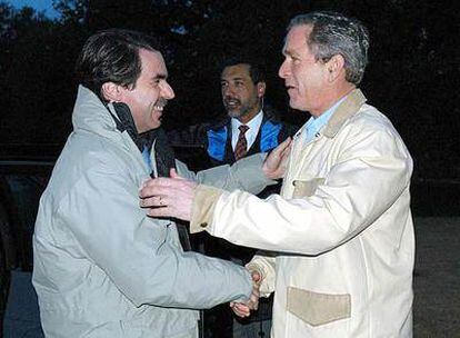 George W. Bush saluda a José María Aznar a su llegada al rancho de Crawford.