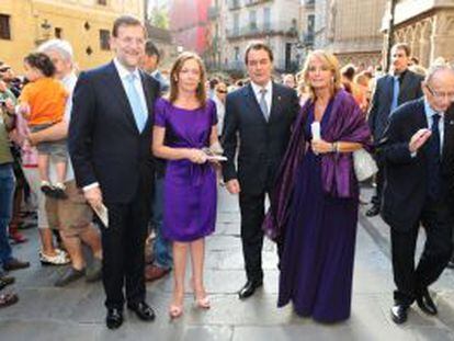 Mariano Rajoy y Artur Mas, con sus esposas, en una boda celebrada en Barcelona el sábado. 