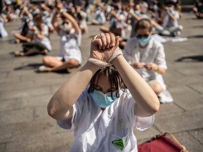 Segundo lunes de manifestación de los Médicos Internos Residentes (MIR) de Madrid, en la Puerta del Sol.