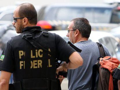 Joseba Gotzon Vizan Gonz&aacute;lez (d) es escoltado por un miembro de la Polic&iacute;a Federal. / Antonio Lacerda (EFE)
