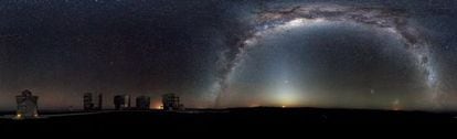 Fotografía de 360 grados del observatorio de Cerro Paranal (Chile) con los cuatro grandes telescopios VLT a la izquierda.