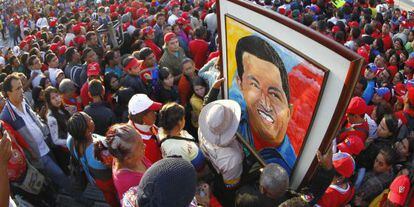 Miles de venezolanos se han congregado en Caracas para despedir a Hugo Chávez.