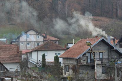 Varias casas de las que sale humo de las chimeneas por el uso de estufas de carbón en Bosnia-Herzegovina.