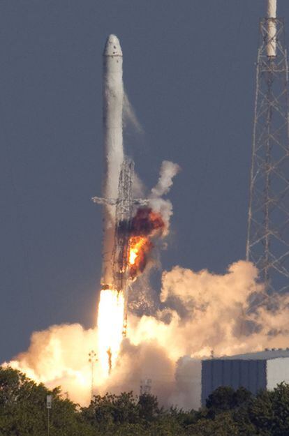 Despegue del cohete Falcon 9 con la cápsula Dragon desde Cabo Cañaveral, Florida