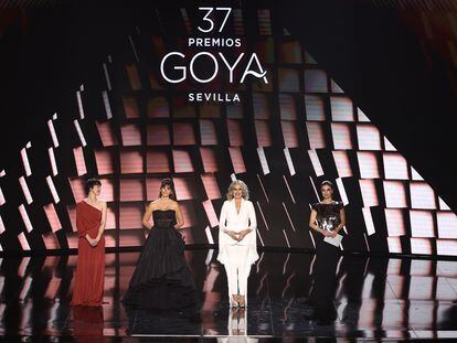 De izquierda a derecha, las actrices de 'Belle Époque', Penélope Cruz, Maribel Verdú, Miriam Díaz-Aroca y Ariadna Gil, entregan el Goya a mejor película en la 37ª edición de los premios Goya de este sábado.