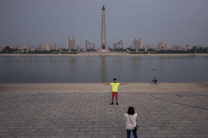 Según Simon Cockerell, responsable turístico de Koryo Tours, los beneficios del turismo son tan bajos que la idea de que este pueda contribuir a apoyar el Gobierno es absurda. En la imagen, un turista posa en el río Taedong en Pyongyang.