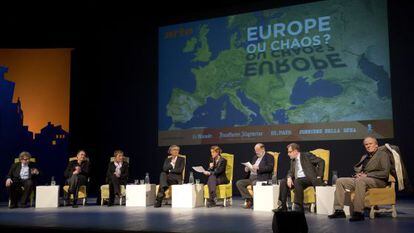 Presentación del manifiesto por la Unión Europea ayer en París. De izquierda a derecha: György Konrád, Peter Schneider, Julia Kristeva, Bernard-Henri Levy, la periodista y moderadora del acto Emilie Aubry, Umberto Eco, Juan Luis Cebrián y Hans Christoph Buch.