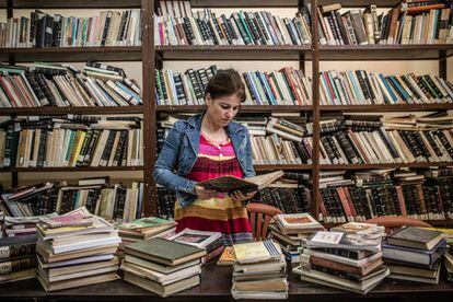 Parwin ha reconstruido la única biblioteca que hay en la zona recuperando libros entre las ruinas de las viviendas y restaurándolos para promocionar la lectura en escuelas y centros educativos
