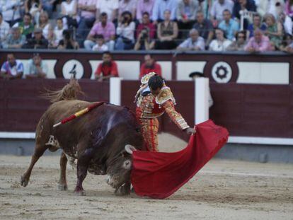 Iv&aacute;n Fandi&ntilde;o, en su faena a &#039;Fascinador&#039;, el segundo toro de su lote.