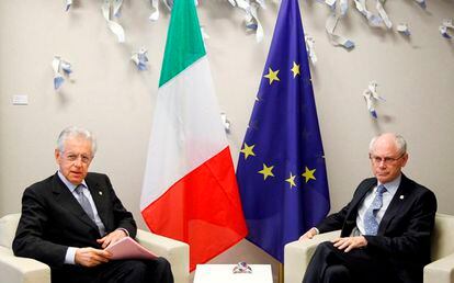 El presidente del Consejo Europeo, Herman Van Rompuy, y el primer ministro italiano, Mario Monti.