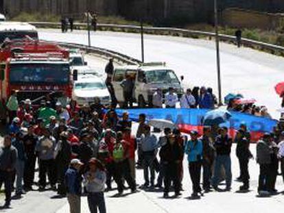 Trabajadores bolivianos de salud marchan, durante el tercer día de protestas para reclamar al Gobierno reformas a la ley de pensiones que permitan mejorar su jubilación en una de las calles de la ciudad de La Paz (Bolivia).