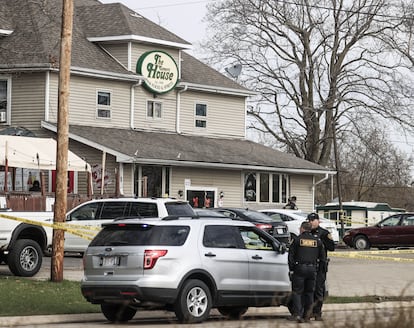 Agentes investigan el bar de Somers House, donde se produjo un tiroteo a primera hora de la mañana que, según informes, dejó tres muertos y dos heridos de gravedad cerca de Kenosha, Wisconsin.