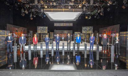 Foto de grup dels candidats a las eleccions del 14-F a l'inici del debat de TV3.