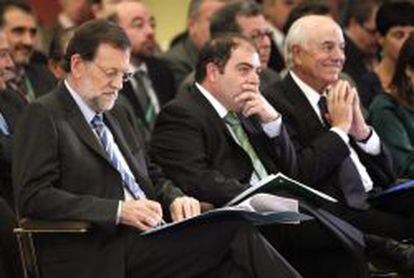 El presidente del Gobierno, Mariano Rajoy (izquierda), junto a Lorenzo Amor, presidente de la Asociaci&oacute;n de Trabajabadores Aut&oacute;nomos (ATA) y Francisco Gonz&aacute;lez, presidente del BBVA, durante la clausura de la &uacute;ltima asamblea general de ATA.