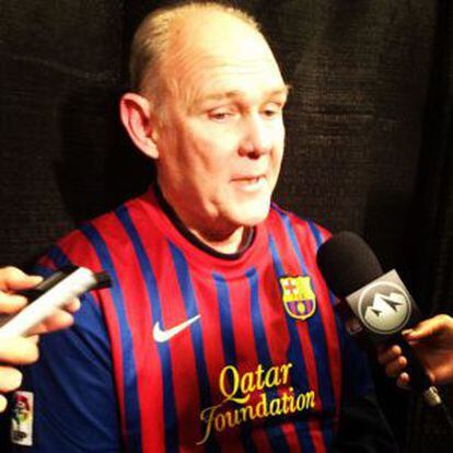 George Karl, exentrenador del Real Madrid, compareció ante la prensa con una camiseta del Barça en señal de apoyo a Ricky Rubio.