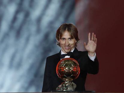 Modric, con el Balón de Oro de 2018.