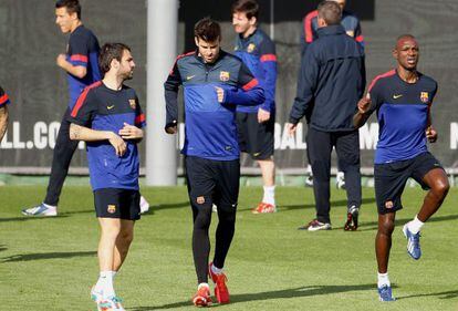 Piqué, junto a Cesc, se entrena antes de viajar a Zaragoza.