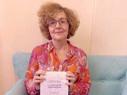 La poeta Claudia Kerik, posa con el libro 'La Ciudad de los Poemas'.