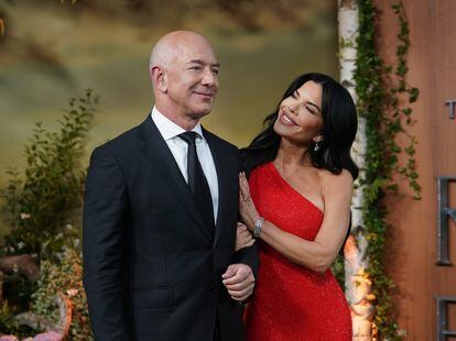 Jeff Bezos junto a su mujer Lauren Sanchez en el estreno de la serie original de Amazon Prime Video 'Los anillos de poder', el 30 de agosto de 2022. 