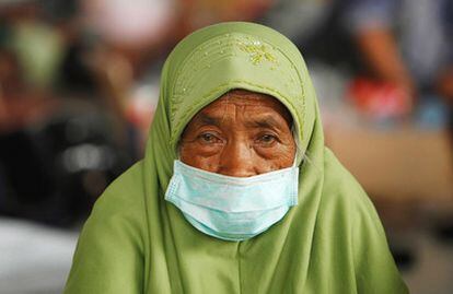 Una mujer, en un campo de refugiados instalado en el estadio Maguwoharjo, Yogyakarta.
