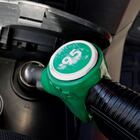 MADRID, 13/08/2021.- Gasolinera 95 en una gasolinera de Madrid, este viernes. Los precios de los combustibles y lubricantes para el transporte personal, que subieron menos este año que el año pasado, redujeron la inflación del transporte hasta el 8,5%, cuatro décimas menos que en junio, lo que ayudó a frenar la subida del IPC general. EFE / Juan Carlos Hidalgo