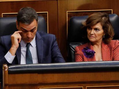El candidato socialista, Pedro Sánchez, y la vicepresidenta del Gobierno, Carmen Calvo, este jueves en el Congreso. 