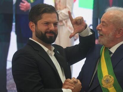 Lula saluda al presidente chileno, Gabriel Boric, durante la toma de posesión del primero como presidente de Brasil.