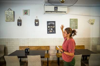 Sandra Díaz, propietaria de la pastelería Glassé, en Madrid, regula la temperatura del loca.