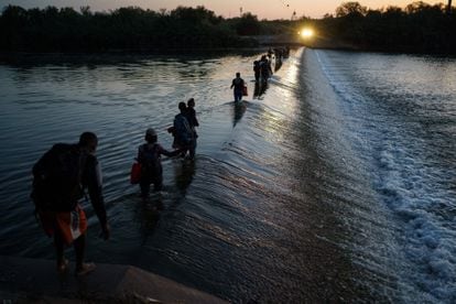 Decenas de migrantes haitianos cruzan el Río Bravo, la frontera entre México y Estados Unidos, en septiembre pasado.