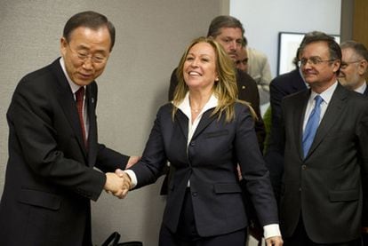 Ban Ki-moon saluda a la ministra de Exteriores, Trinidad Jiménez, en la sede de la ONU en Nueva York.