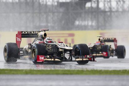 Raikkonen y Grosjean, pilotos de Lotus, durante la tercera sesión de entrenamientos.