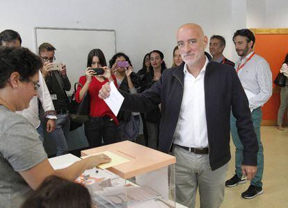El candidat a lehendakari per Ciudadanos, Nicolás de Miguel, exerceix el seu dret de vot al col·legi de Morlans de Sant Sebastià.