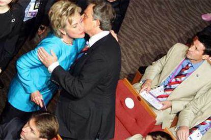 Tony Blair, primer ministro británico, saluda con un beso a Hillary Clinton.