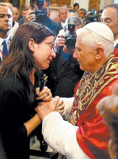 El Papa consuela a una de las víctimas del accidente de tren de Valencia.