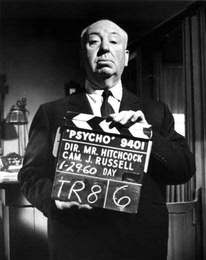 En 1960, Hitchcock, cineasta siniestro donde los haya, decidió rodar 'Psicosis' en blanco y negro. Además de reducir costes, consiguió también contener el impacto de la sangre. El resultado fue una obra maestra que lo encumbraría a la cima del cine de terror y suspense.