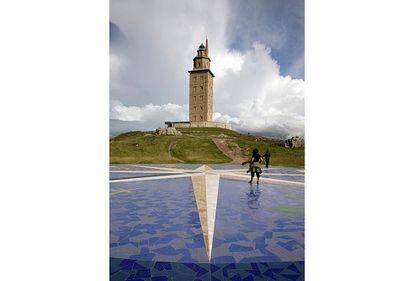 La Torre de Hércules es el símbolo más característico de la entrada al puerto de La Coruña, en Galicia. Fue construida por los romanos en el siglo I, y desde entonces se ha mantenido en pie, aunque su configuración actual se debe en buena medida a la restauración llevada a cabo en el siglo XVIII. Su nombre original era Farum Brigantium. Tiene 55 metros de alto y está edificada sobre una roca que de 57 metros de altura.