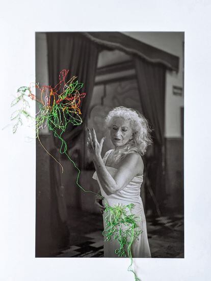 Una de las fotografías de la exposición "Pájaras" en la que Paola Bragado añade color a la imagen cosiendo un bordado otomí.
