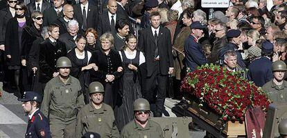 Claudia Haider y sus dos hijas caminan detrás del féretro de su esposo Jörg Haider, en su vía hacia la catedral durante el funeral del líder ultraderechista