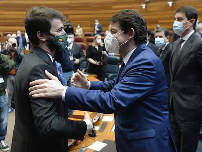 Alfonso Fernández Mañueco (izquierda) saluda al líder regional de Vox, Juan García-Gallardo, tras el pleno de constitución del Parlamento regional este jueves.