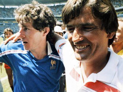 Luis Fernández se abraza a Henry Michel tras eliminar Francia a Brasil en los cuartos de final del Mundial de México 86