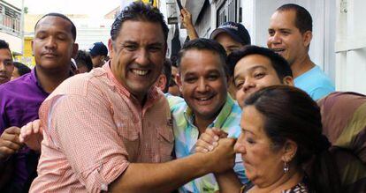 El candidato opositor Pablo P&eacute;rez hace campa&ntilde;a esta semana en la ciudad central de Maracay, Venezuela.