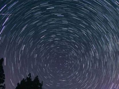 En este vídeo explicamos qué ocurre en el espacio para que veamos estrellas fugaces en el cielo como las de San Lorenzo