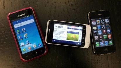 El tel&eacute;fono Firefox flanqueado por un Samsung Galaxy y un iPhone 4