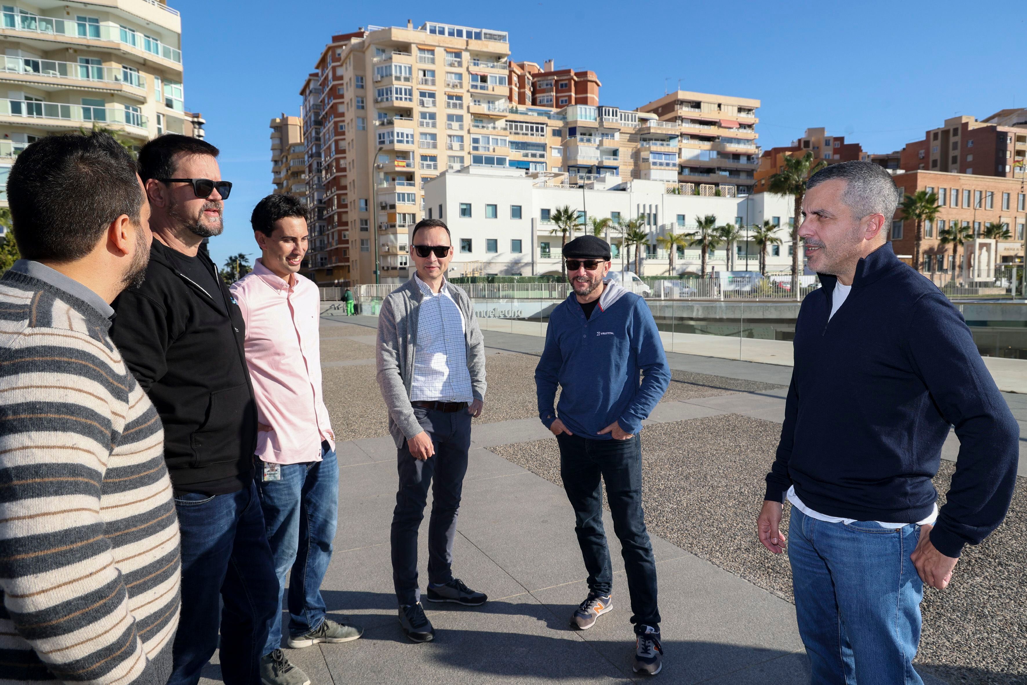 Los fundadores de VirusTotal posan con las instalaciones de fondo, el 27 de noviembre de 2023, en Málaga.
