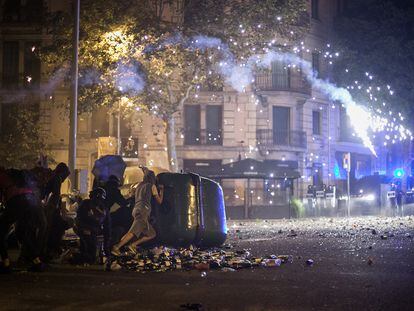 Manifestantes lanzan botellas y un cohete a los Mossos durante los disturbios en protesta por la sentencia del 'procés', en octubre de 2019.