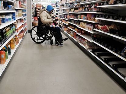 Un hombre compra en un supermercado de Nueva York el pasado 12 de enero.