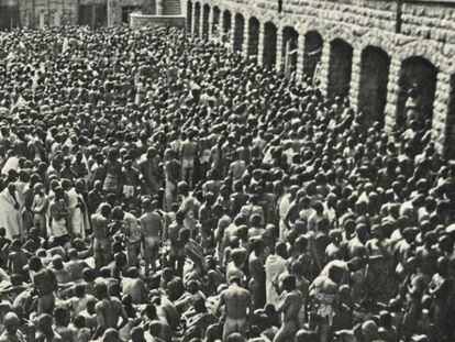 Centenares de prisioneros desnudos a la espera de una desinfección general en Mauthausen, el 21 de junio de 1941.