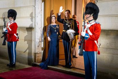 Joaquín y Marie de Dinamarca en su llegada al Palacio de Amalienborg para la tradicional recepción de año nuevo, el 1 de enero de 2024 en Copenhague, Dinamarca.